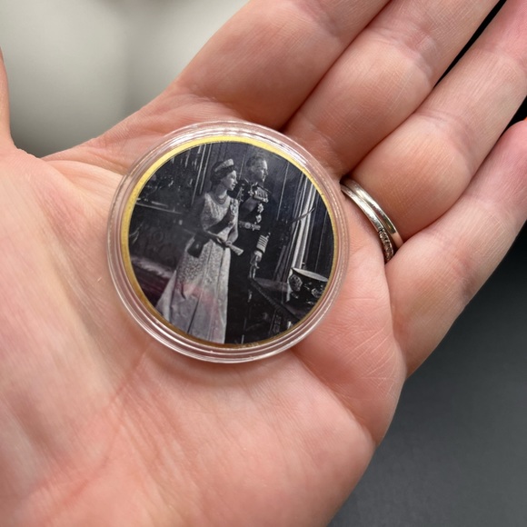 Queen Elizabeth II coin and pin - Picture 2 of 11